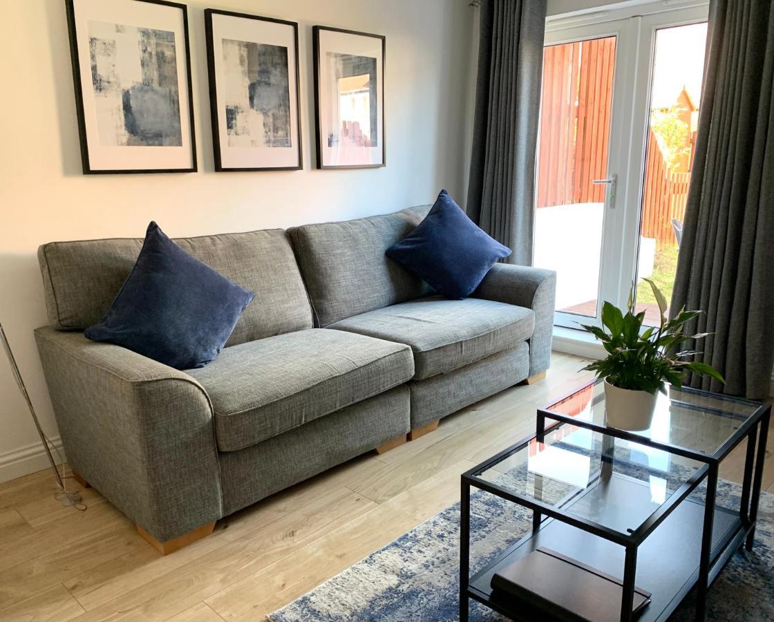 3 Bedroom - 2 Bathroom Townhouse In Corstorphine Near Murrayfield Stadium - Direct Bus To Edinburgh City Centre In 20 Minutes - Two Private Parking Spaces - Private Sunny Garden - Recently Refurbished Buitenkant foto