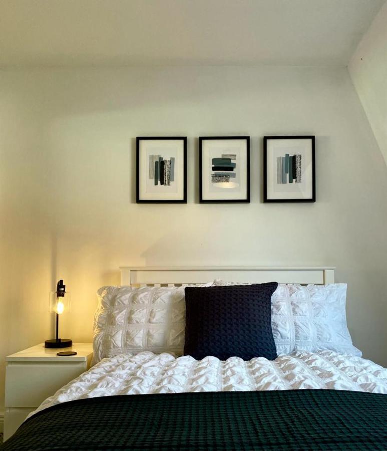 3 Bedroom - 2 Bathroom Townhouse In Corstorphine Near Murrayfield Stadium - Direct Bus To Edinburgh City Centre In 20 Minutes - Two Private Parking Spaces - Private Sunny Garden - Recently Refurbished Buitenkant foto