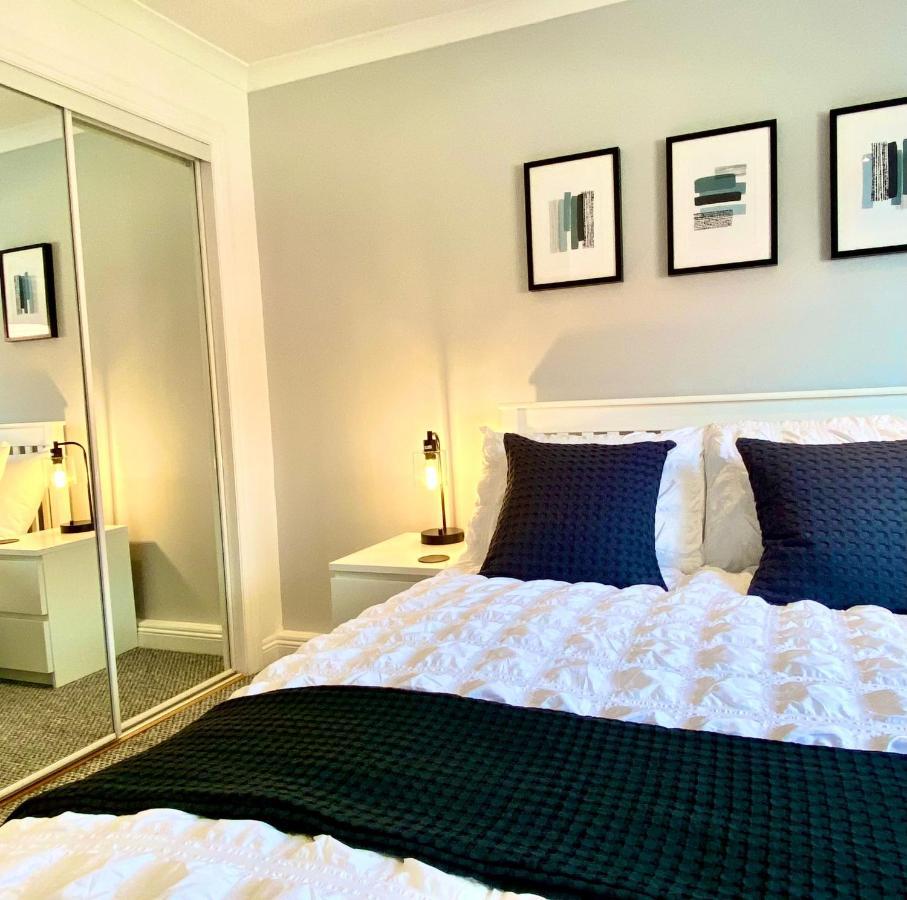 3 Bedroom - 2 Bathroom Townhouse In Corstorphine Near Murrayfield Stadium - Direct Bus To Edinburgh City Centre In 20 Minutes - Two Private Parking Spaces - Private Sunny Garden - Recently Refurbished Buitenkant foto