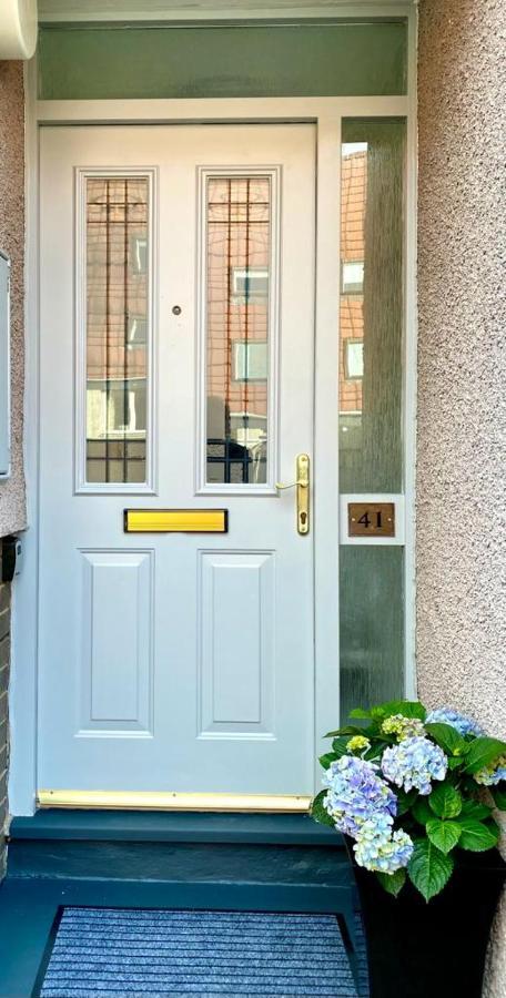 3 Bedroom - 2 Bathroom Townhouse In Corstorphine Near Murrayfield Stadium - Direct Bus To Edinburgh City Centre In 20 Minutes - Two Private Parking Spaces - Private Sunny Garden - Recently Refurbished Buitenkant foto