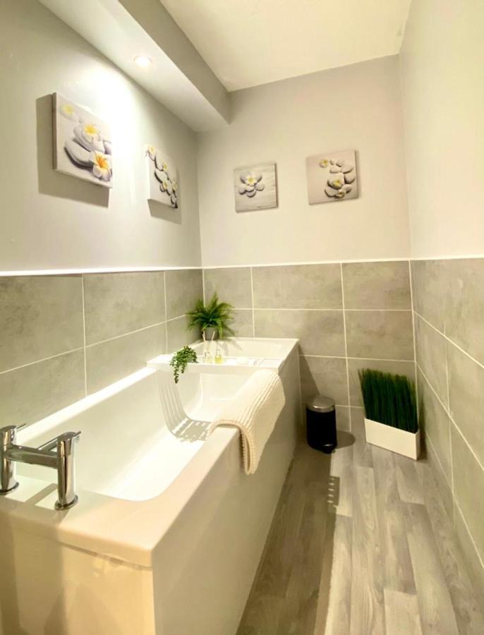 3 Bedroom - 2 Bathroom Townhouse In Corstorphine Near Murrayfield Stadium - Direct Bus To Edinburgh City Centre In 20 Minutes - Two Private Parking Spaces - Private Sunny Garden - Recently Refurbished Buitenkant foto