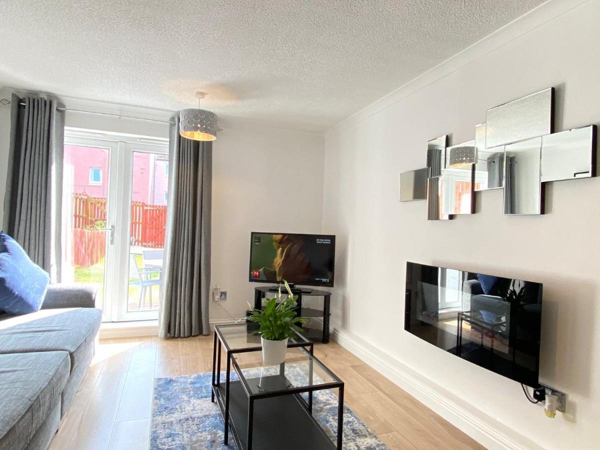 3 Bedroom - 2 Bathroom Townhouse In Corstorphine Near Murrayfield Stadium - Direct Bus To Edinburgh City Centre In 20 Minutes - Two Private Parking Spaces - Private Sunny Garden - Recently Refurbished Buitenkant foto