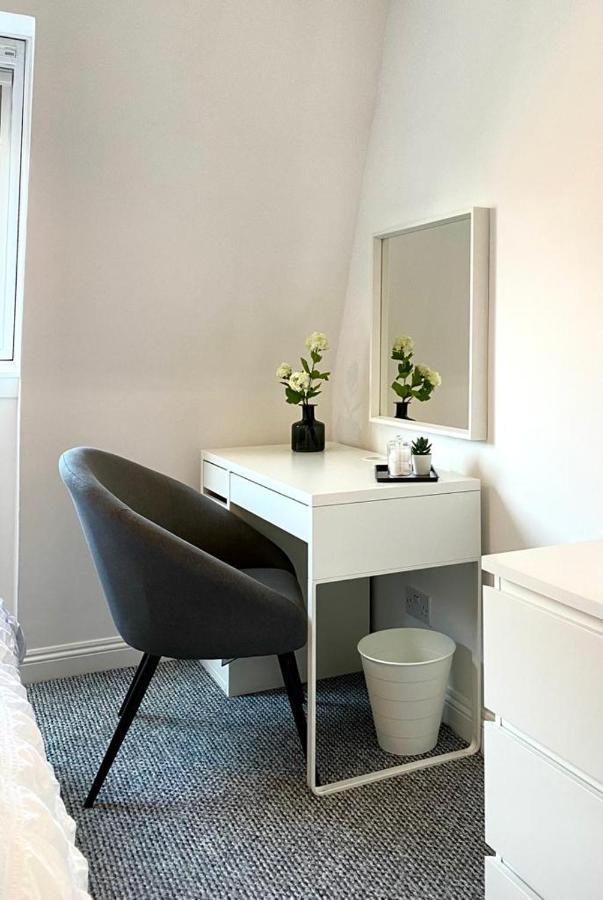 3 Bedroom - 2 Bathroom Townhouse In Corstorphine Near Murrayfield Stadium - Direct Bus To Edinburgh City Centre In 20 Minutes - Two Private Parking Spaces - Private Sunny Garden - Recently Refurbished Buitenkant foto