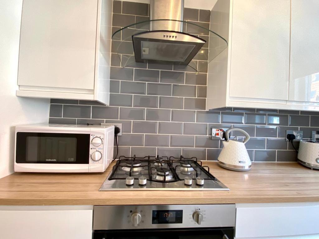 3 Bedroom - 2 Bathroom Townhouse In Corstorphine Near Murrayfield Stadium - Direct Bus To Edinburgh City Centre In 20 Minutes - Two Private Parking Spaces - Private Sunny Garden - Recently Refurbished Buitenkant foto