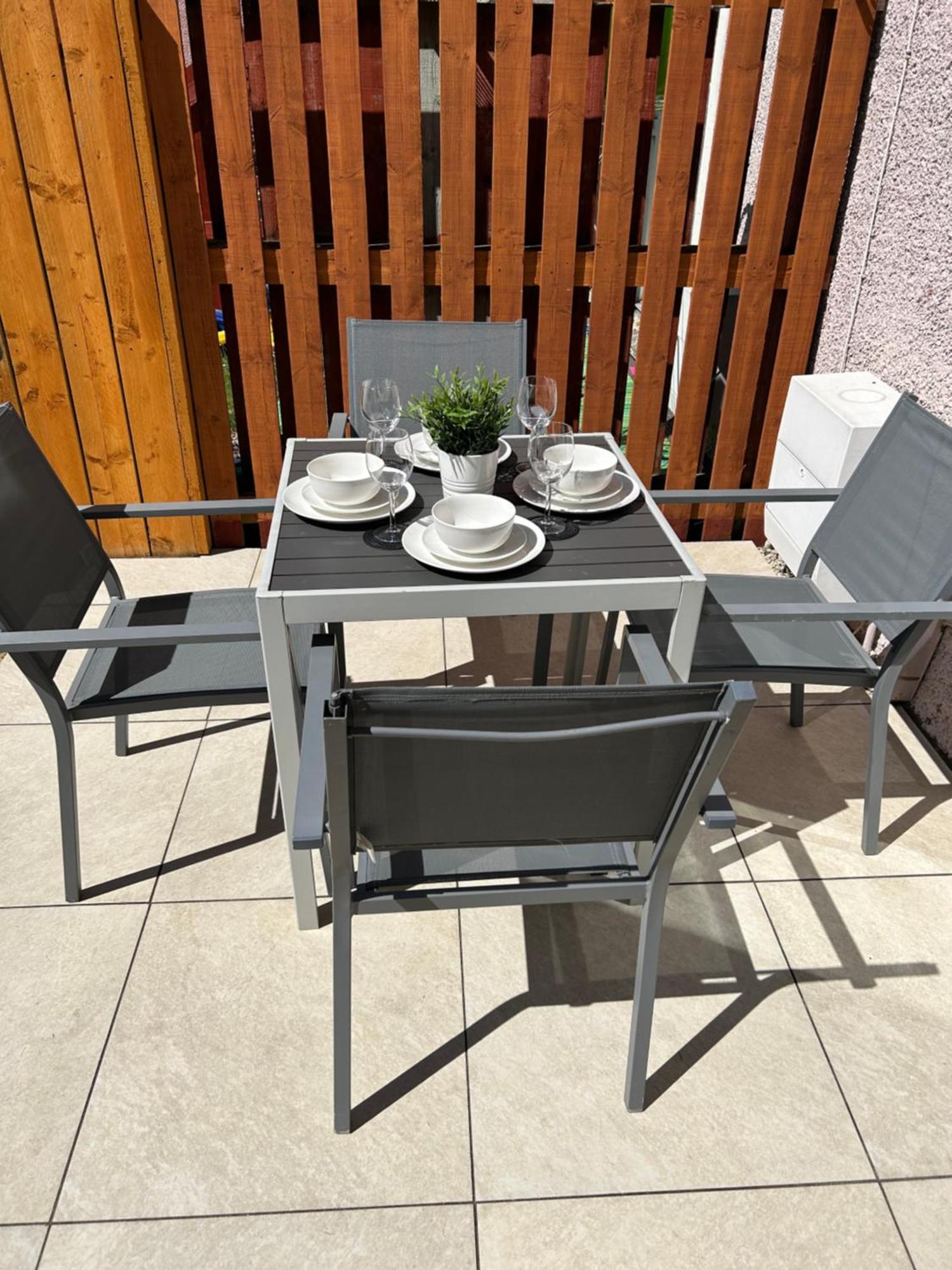 3 Bedroom - 2 Bathroom Townhouse In Corstorphine Near Murrayfield Stadium - Direct Bus To Edinburgh City Centre In 20 Minutes - Two Private Parking Spaces - Private Sunny Garden - Recently Refurbished Buitenkant foto