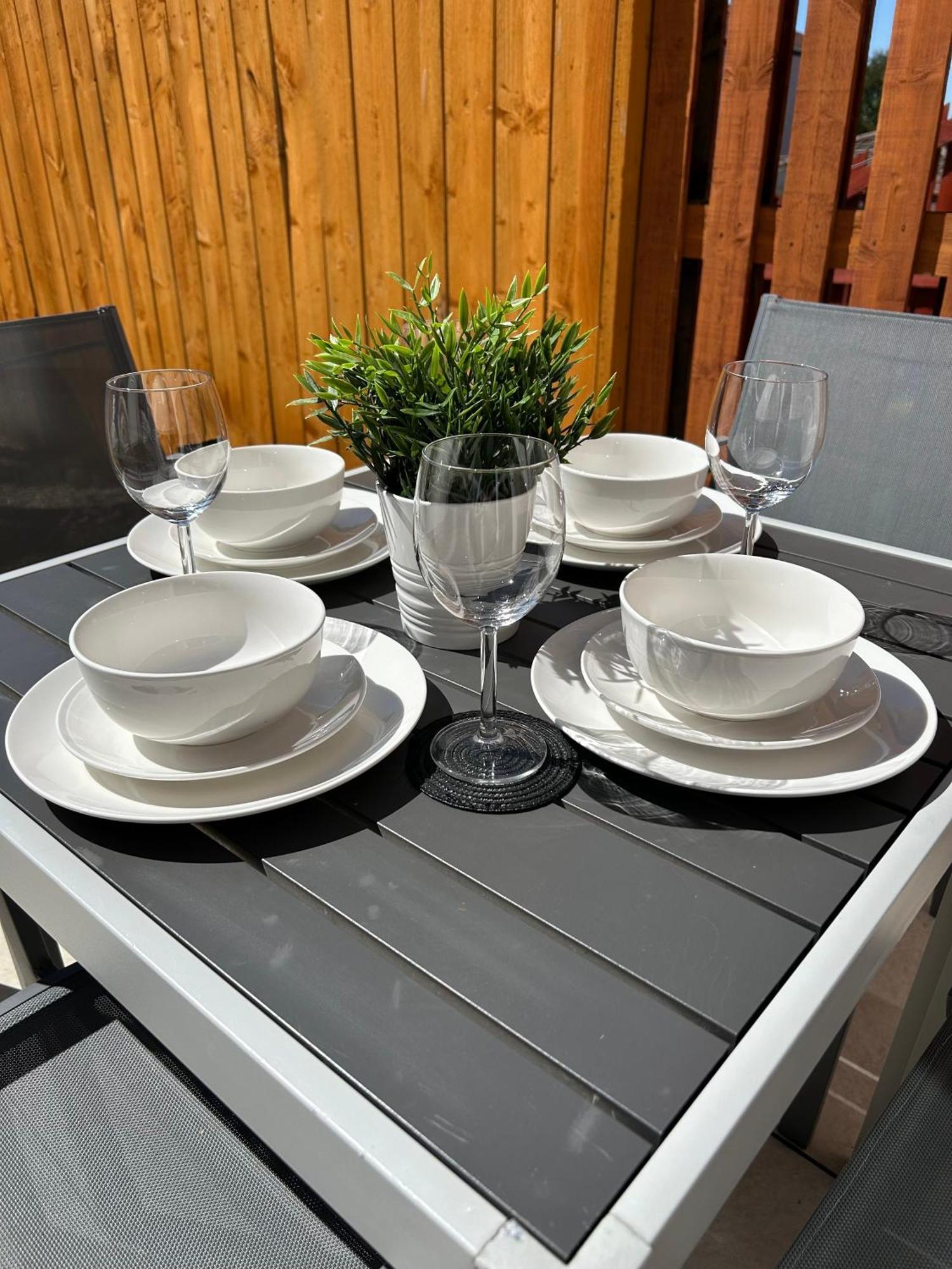 3 Bedroom - 2 Bathroom Townhouse In Corstorphine Near Murrayfield Stadium - Direct Bus To Edinburgh City Centre In 20 Minutes - Two Private Parking Spaces - Private Sunny Garden - Recently Refurbished Buitenkant foto