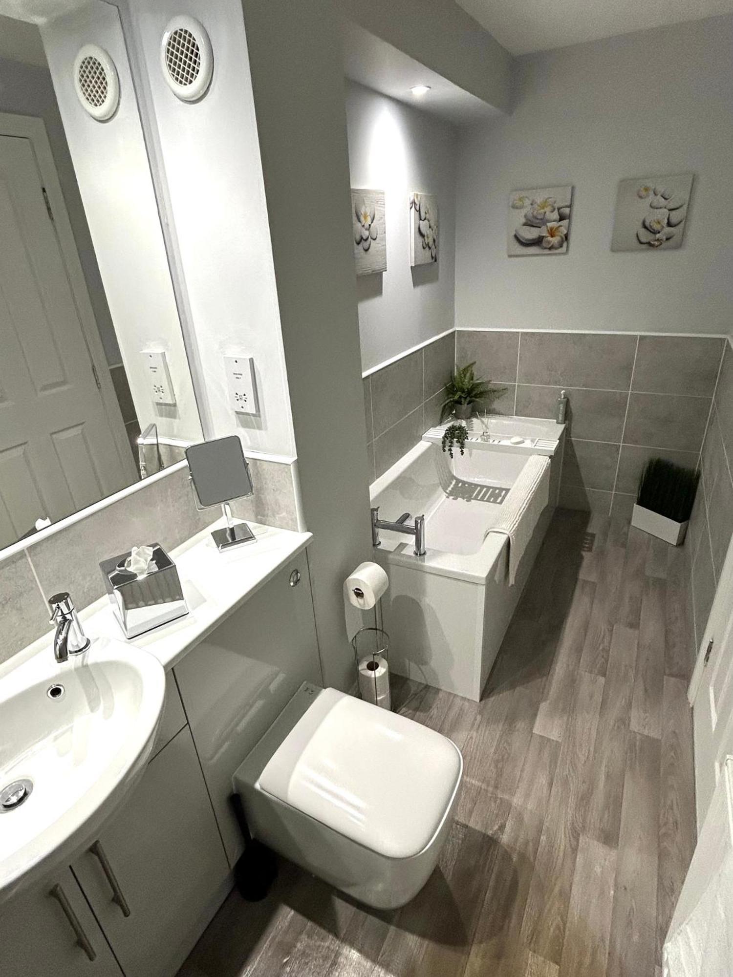 3 Bedroom - 2 Bathroom Townhouse In Corstorphine Near Murrayfield Stadium - Direct Bus To Edinburgh City Centre In 20 Minutes - Two Private Parking Spaces - Private Sunny Garden - Recently Refurbished Buitenkant foto